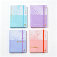 Carnet A6 à couverture rigide 103x137mm 80GSM 100 feuilles lignées avec élastique, motif marbré dégradé et dorure à chaud, 216 pièces/carton, vente en gros