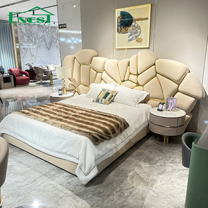 Lit King Size Moderne en Velours Italien de Luxe avec Tête de Lit Haute Courbée et Capitonnée en Forme de Pétale, Mobilier de Chambre de Villa de Luxe - Product Image 2