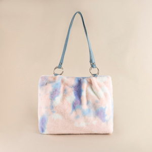 Zari nhuộm túi xách theo phong cách nghệ thuật với pha trộn màu sắc khuếch tán và thiết kế xếp li độc đáo nhưng tinh vi - Product Image 1