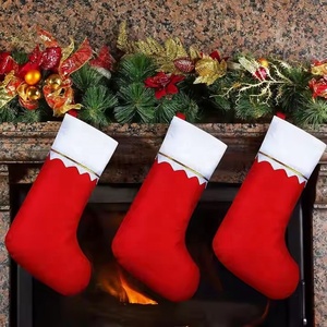 Yuyang 12 chaussettes de Noël en feutre pour cheminée, chaussettes suspendues rouges en tissu non tissé avec bordure dorée - Product Image 1
