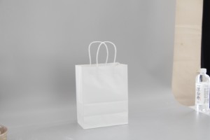 Sacs en papier kraft blanc uni avec poignées torsadées, logo personnalisé - Product Image 2