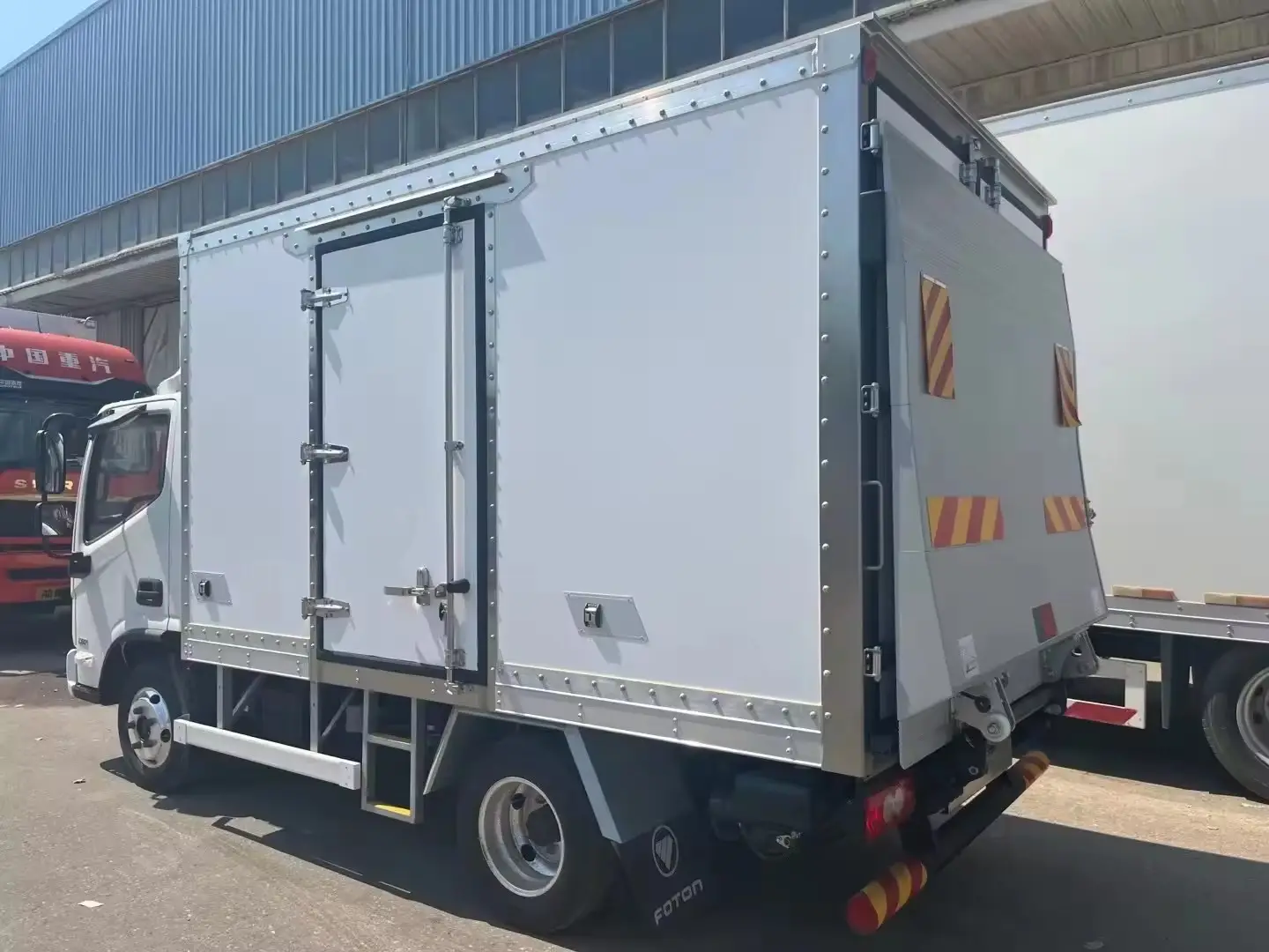 2024 nouveau 5 tonnes 10 tonnes boîte de refroidissement congélateur Cargo réfrigéré Van Box camion alimentaire Van Cargo pour viande poisson réfrigérateur camion
