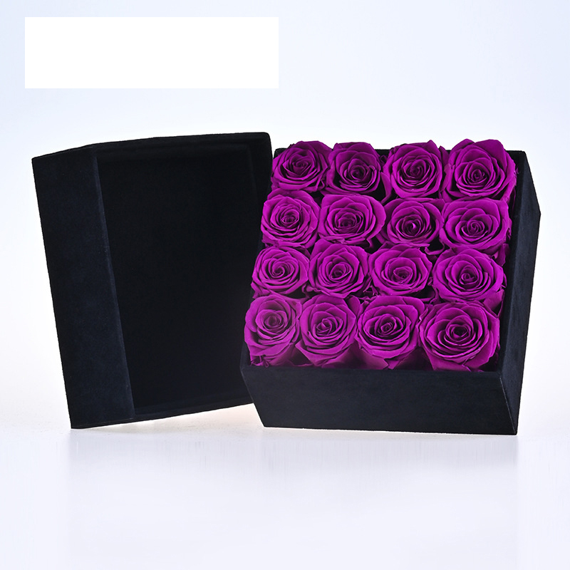 16-rose-in-scatola-quadrata-di-velluto