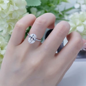 Anillo de Compromiso Messi Jewelry de Oro de 14K y 18K con Diamante Cultivado en Laboratorio de Corte Ovalado de 5 Quilates y Halo Oculto - Product Image 6