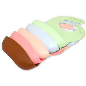 Baberos de Silicona para Bebé Personalizables al por Mayor, Cómodos, Suaves, con Cierre de Botón Fácilmente Ajustable, Impermeables, Libres de BPA, con Estampados - Product Image 3