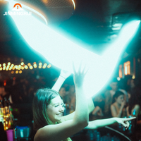 Présentoir de bouteille de vodka en acrylique personnalisé LiqVis en forme d'oie, avec logo, blanc et gris, avec LED, pour la publicité dans les boîtes de nuit et les fêtes