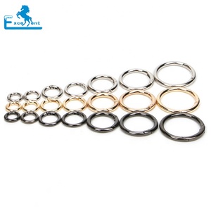 Se utilizan mosquetones redondos de metal de alta calidad de diferentes tamaños para llaveros y accesorios de equipaje - Product Image 5