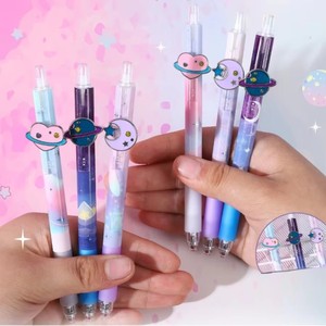 Simpatica <span class=keywords><strong>Penna</strong></span> Gel <span class=keywords><strong>a</strong></span> Forma di Pianeta con <span class=keywords><strong>Smalto</strong></span> <span class=keywords><strong>a</strong></span> Tema Cielo Stellato, Luna e Cuore, Punta da 0,5 mm, Inchiostro Nero, Scrittura Fluida, per Scuola e Ufficio - Product Image 6