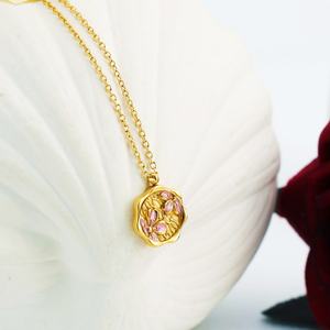 Colliers tendance 2026 avec pendentif, bijoux hypoallergéniques en acier inoxydable 316L plaqué or PVD 18 carats, collier fleur de girofle pour femme - Product Image 3