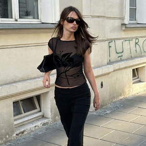 เสื้อครอปท็อปตาข่ายสีดำสำหรับผู้หญิง พิมพ์ลายดอกไม้ แขนสั้น ซีทรู ทรงเข้ารูป เซ็กซี่ สไตล์ Y2K รุ่นใหม่ ปี 2026 - Product Image 4