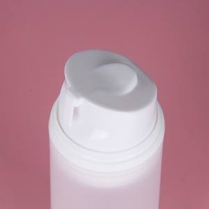 Basse quantité minimale de commande 30/50/80/100/120/150ml bouteille d'émulsion sous vide à pince givrée PP bouteille de distributeur d'<span class=keywords><strong>essence</strong></span> à pression transparente - Product Image 4