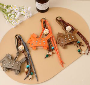 Porte-clés de voiture et sacoche en cuir écologique, personnalisé, créatif, nouveau, avec pendentif poney clouté, style cheval de guerre, tendance, violet, orange, rose, vert - Product Image 2