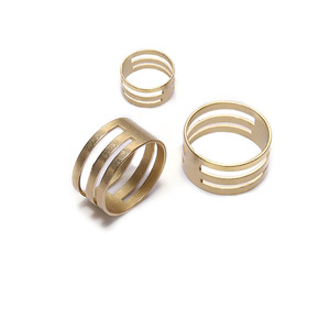 Anillo Geométrico de Moda en Oro KC, Unisex, Diseño Abrible para Estilizar, Ideal para Regalo - Product Image 1