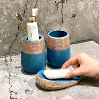 Ensemble de comptoir de salle de bain en céramique bleue avec des tasses arrondies et une porte-savon ovale pour les toilettes d'hôtel, les toilettes d'appartement, les toilettes à domicile