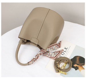 Sac seau élégant pour femmes Sac à main en cuir souple Sacs à bandoulière Sac fourre-tout pour femmes et filles - Product Image 2