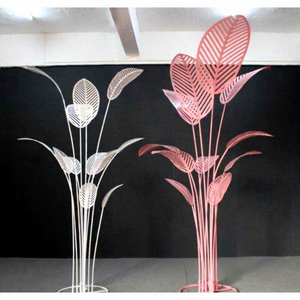 Juego de 2 centros de mesa de boda decoración Harlow Stand suministros de diseño de hojas fundidas de aluminio de Color rosa y blanco - Product Image 1