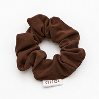 Élastique à cheveux surdimensionné en satin marron moka personnalisé en usine, doux, avec étiquette logo tissée, pour queue de cheval