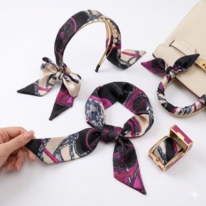 Pañuelo estrecho de seda para mujer con estampado de cinturón de cadena ecuestre en negro y magenta y diadema con perlas - Product Image 1