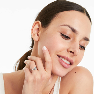 Bague solitaire en moissanite taille brillant classique à haute brillance pour femmes, pour fiançailles, mariage, fête, cadeau avec sertissage à griffes - Product Image 2