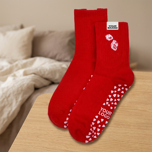 Chaussettes de sport antidérapantes rouges premium avec motif cœur, respirantes et extensibles, pour athlétisme, Pilates, yoga et entraînement (vente en gros) - Product Image 3