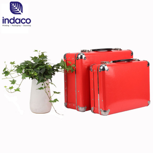 กระเป๋าเดินทางกระดาษสีแดงรุ่น R2026 ดีไซน์ใหม่ สำหรับบรรจุของขวัญหรือสิ่งของขนาดใหญ่ พร้อมหูหิ้ว ขายส่ง - Product Image 3