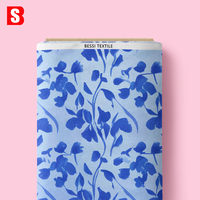 Tissu en coton peigné biologique léger Bessi, fleurs bleues aquarelle, imprimé numériquement pour robes et pyjamas pour femmes