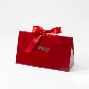 Caja de Regalo Cosmética Rígida Plegable Triangular Roja Creativa con Impresión de Logotipo de Marca Personalizada y Lazo de Cinta - Product Image 2
