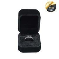 Boîte à bijoux de luxe personnalisée avec logo noir et matériau en velours estampé or pour emballage de colliers et de bagues