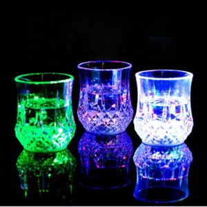 Gobelets lumineux à LED activés par l'eau, gobelets en forme d'ananas, accessoires pour bar, karaoké, cheerleading - Product Image 3