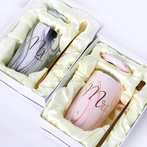 Vente en gros Mug en céramique personnalisé Coffret cadeau Mugs pour couples 400ml Mug flamant rose au design en marbre avec couvercle et cuillère - Product Image 5