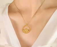 Collier Pendentif Personnalisé Montagne et Mer en Acier Inoxydable Étanche Plaqué Or 18K PVD, Bijou Tendance