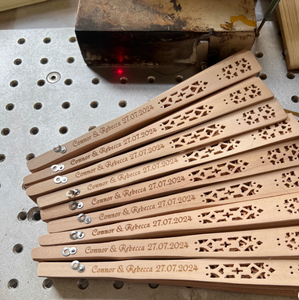 พัดมือถือรูปแมลงปอไม้ไผ่รักษ์โลก ขายส่ง พร้อมธีมความรัก สำหรับของชำร่วยงานแต่งงาน และของที่ระลึกส่งเสริมการขาย ออกแบบได้ตามต้องการ - Product Image 4