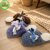 Mules en fourrure moelleuse pour femmes, à bout fermé, avec décoration en nœud en satin, doublure en peluche, chaudes, antidérapantes, pour la maison