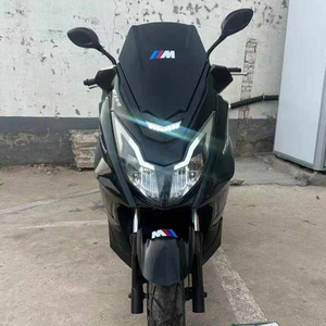 Scooter Maxi T10 d'occasion de style BMW, état inégal. Moteur, valises complètes et écran numérique, entièrement fonctionnels. - Product Image 6