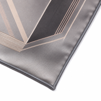 Foulard carré en soie géométrique personnalisé pour entreprise avec ourlet roulotté à la machine pour commandes en gros d'uniformes