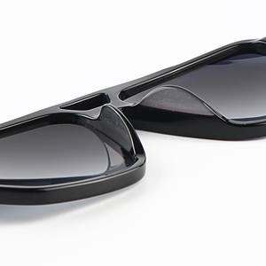 แว่นกันแดดยูนิเซ็กส์แบบดับเบิ้ลบริดจ์ สวมใส่สบาย เหมาะสำหรับการเดินทาง ผลิตในกวางตุ้ง ปี 2026 รับผลิตแบรนด์ส่วนตัว (Private Label) พร้อมโลโก้ด้านข้าง สำหรับผู้ชายและผู้หญิง - Product Image 6