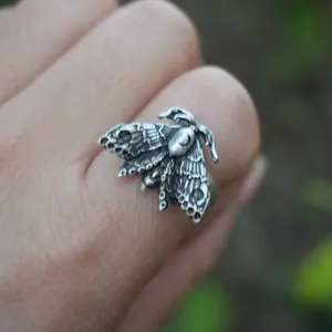 Anillo de cóctel ajustable de aleación vintage SanLan con calavera y mariposa para regalo de fiesta de Navidad - Product Image 2