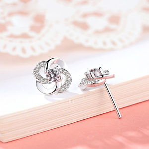 Orecchini a Perno con Fiore Rotante e Cristalli per Donne, Accessori Moda Quotidiana - Product Image 6