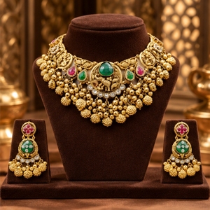 Conjunto de Collar Choker Tradicional Dorado con Detalles de Piedras Verdes y Rojas, con Pendientes Colgantes a Juego, Joyería Nupcial India para Bodas - Product Image 2