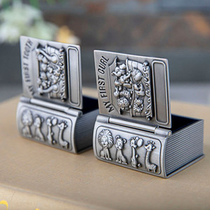 Estuches para primeros dientes de bebé Cajas de almacenamiento para primeros rizos Organizadores de recuerdos de metal Cofre del Tesoro plateado/Diseño de libros - Product Image 4