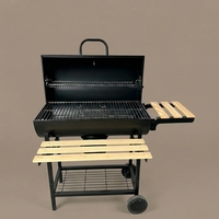 Barbecue professionnel au charbon de bois avec deux étagères de préparation en bois - Fumoir extérieur robuste