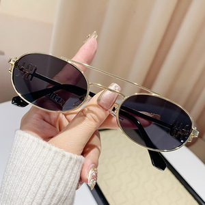 Gafas de Sol Metálicas Retro Ovaladas Miao Family, Montura Dorada, Protección UV400, Gafas de Sol de Moda para Mujer - Product Image 1