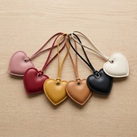 Breloque de sac en cuir PU en gros, porte-clés cœur personnalisé, pendentif mignon pour sac à main, accessoire de sac, petit cadeau, ornement de mode pour femme