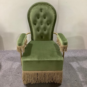 <span class=keywords><strong>Fauteuil</strong></span> en tissu vert capitonné d'inspiration vintage avec pompons et accoudoirs en métal doré <span class=keywords><strong>pour</strong></span> villa et hôtel haut de gamme, personnalisation complète - Product Image 1