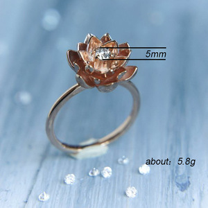 Anello floreale minimalista da donna con design scintillante intarsiato, elegante gioiello alla moda per tutti i giorni - Product Image 4