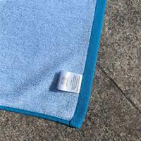 Serviette de plage en coton éponge jacquard grande taille logo tissé étiquette de lavage personnalisée avec boucle de suspension