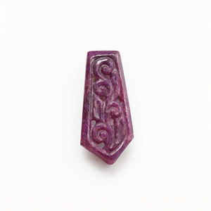 Pierre sculptée florale en rubis pour pendentif - Histoire, symbolisme et attrait moderne - Pendentif en pierre précieuse - Cadeau d'anniversaire - Fête des Filles - Product Image 2