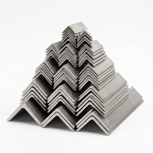 Barre d'angle en acier galvanisé à chaud pour tours de transmission, structures de réseaux électriques, projets solaires et travaux extérieurs - Product Image 1