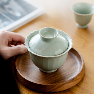 Set di Tazze da Tè in Ceramica Celadon con Linee in Rilievo Stile Dinastia Song, Pezzo Singolo Fatto a Mano con Design Moderno per Servizio Tè Kung Fu Gaiwan - Product Image 2