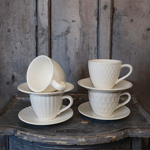 Ensemble Tasse et Soucoupe à Thé et Café en Porcelaine Fine Blanche Style Vintage Européen Personnalisable pour le Matin et l'Après-Midi - Product Image 1